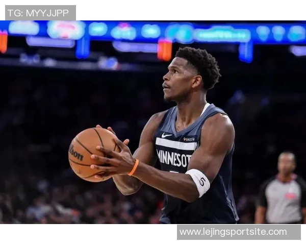 爱德华兹巧妙突破包夹精准传球助攻戈贝尔精彩扣篮得分 爱德华兹巧妙突破包夹精准传球助攻戈贝尔精彩扣篮得分