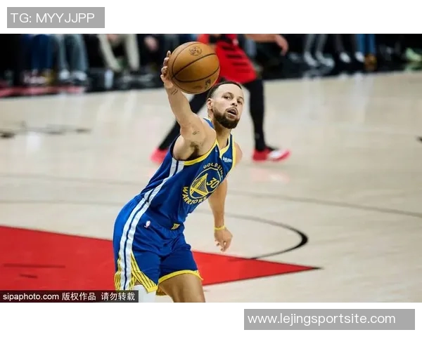 库里父子现场观战独行侠比赛克莱却在场外引发热议